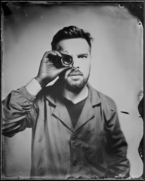 Fotografia analogica. Autoritratto con banco ottico; dettaglio dell'immagine capovolta impressa sul supporto. Antiche tecniche fotografiche.